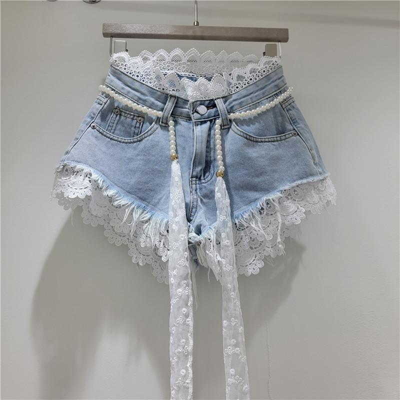 Shorts de Mezclilla con Encaje Calado, Bordes Deshilachados y Cinturón de Perlas para Verano