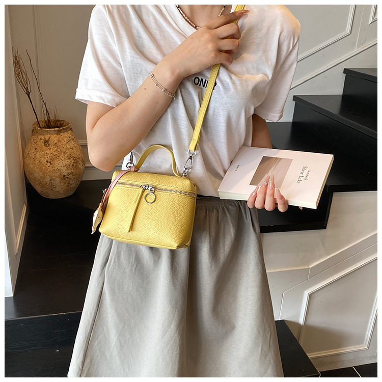 This year's popular simple hand-held small bag for women, the 2025 new women's single-shoulder bag, is elegant and fashionable, a crossbody small bag undefined
