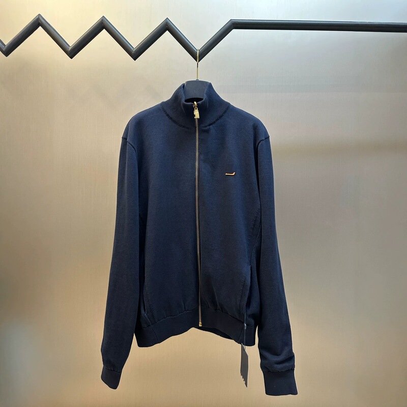 Authentic, original, in-stock V26SS double-sided nylon blend sweatshirt jacket with full logo print Authentic, original, in-stock V26SS double-sided nylon blend sweatshirt jacket with full logo print