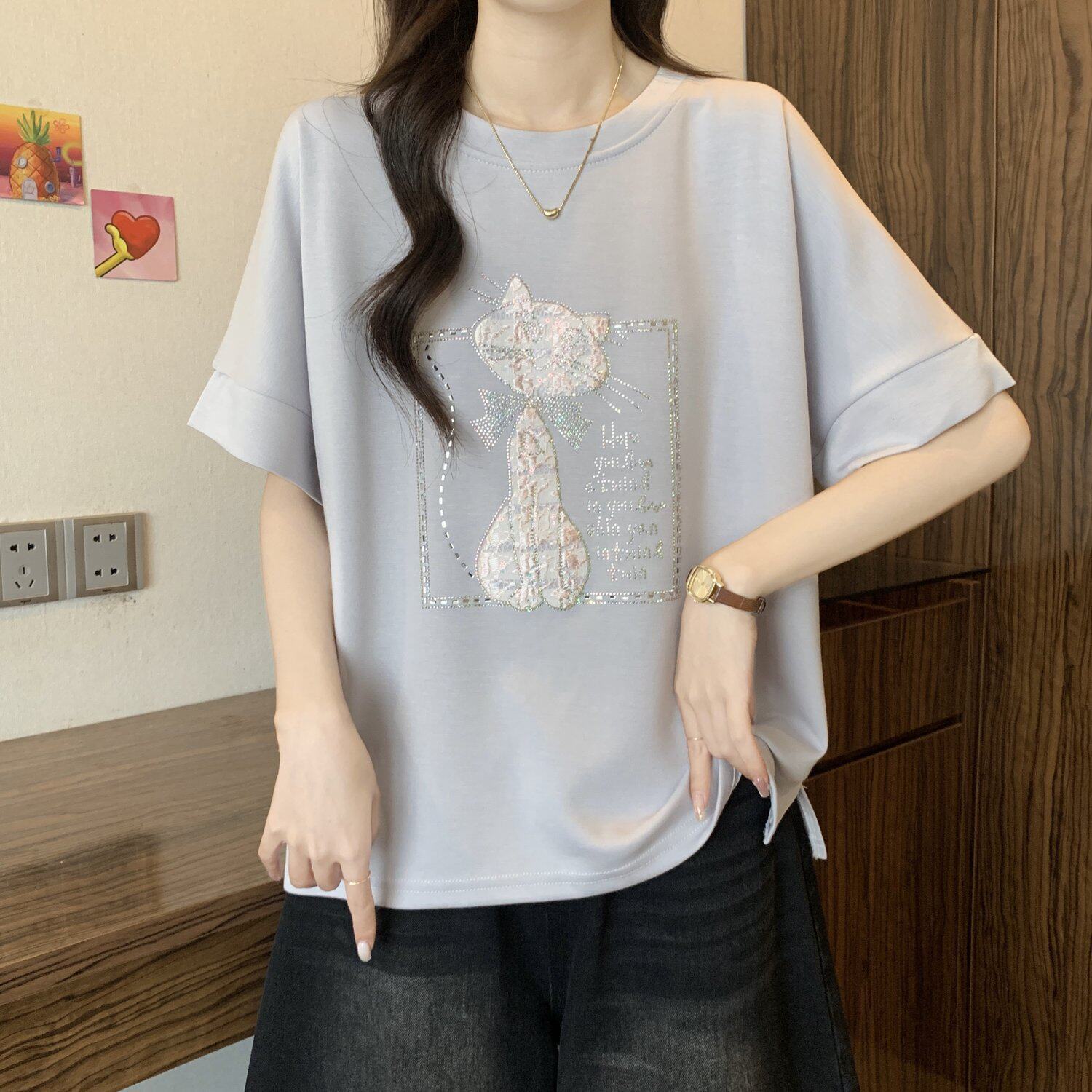 Áo thun nữ tay ngắn cổ tròn, phong cách trẻ trung, đính đá lấp lánh, form rộng thoải mái — màu đen chi tiết 4