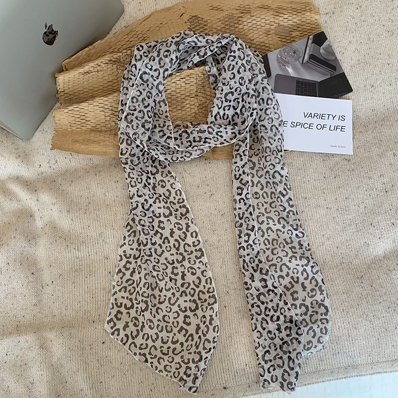 Estampado de leopardo en polvo de fondo blanco