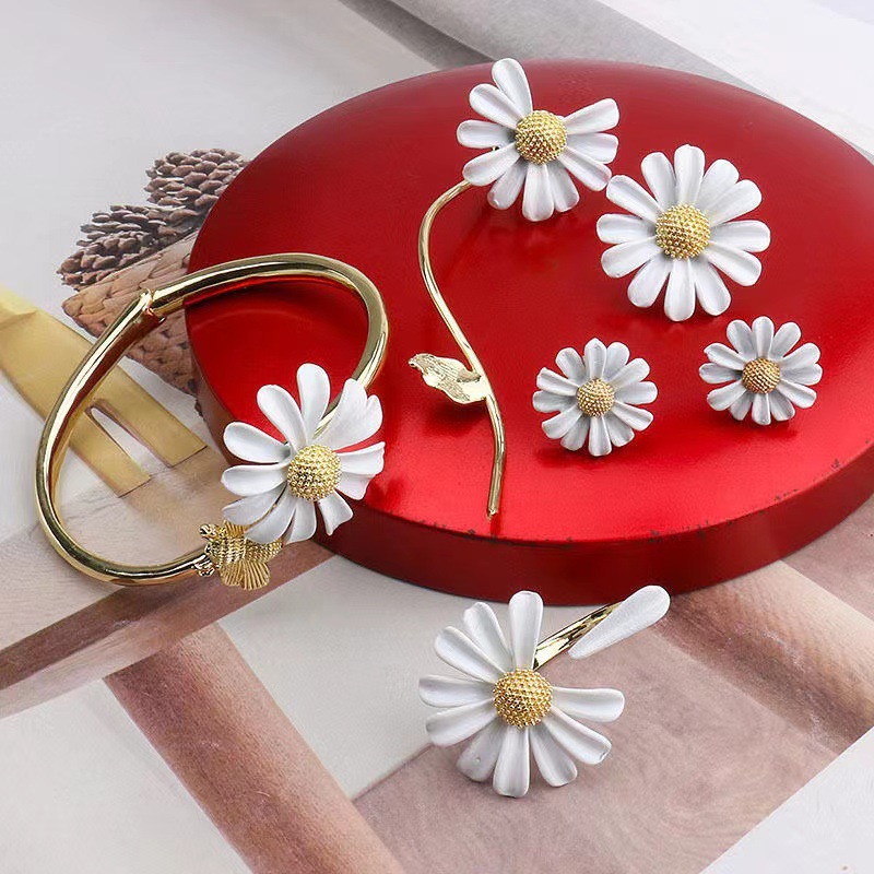 Daisy non-allergic ear studs