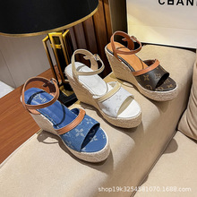 欧洲站11cm坡跟v凉鞋2025夏季新款草编时尚厚底露趾超高跟鞋外贸