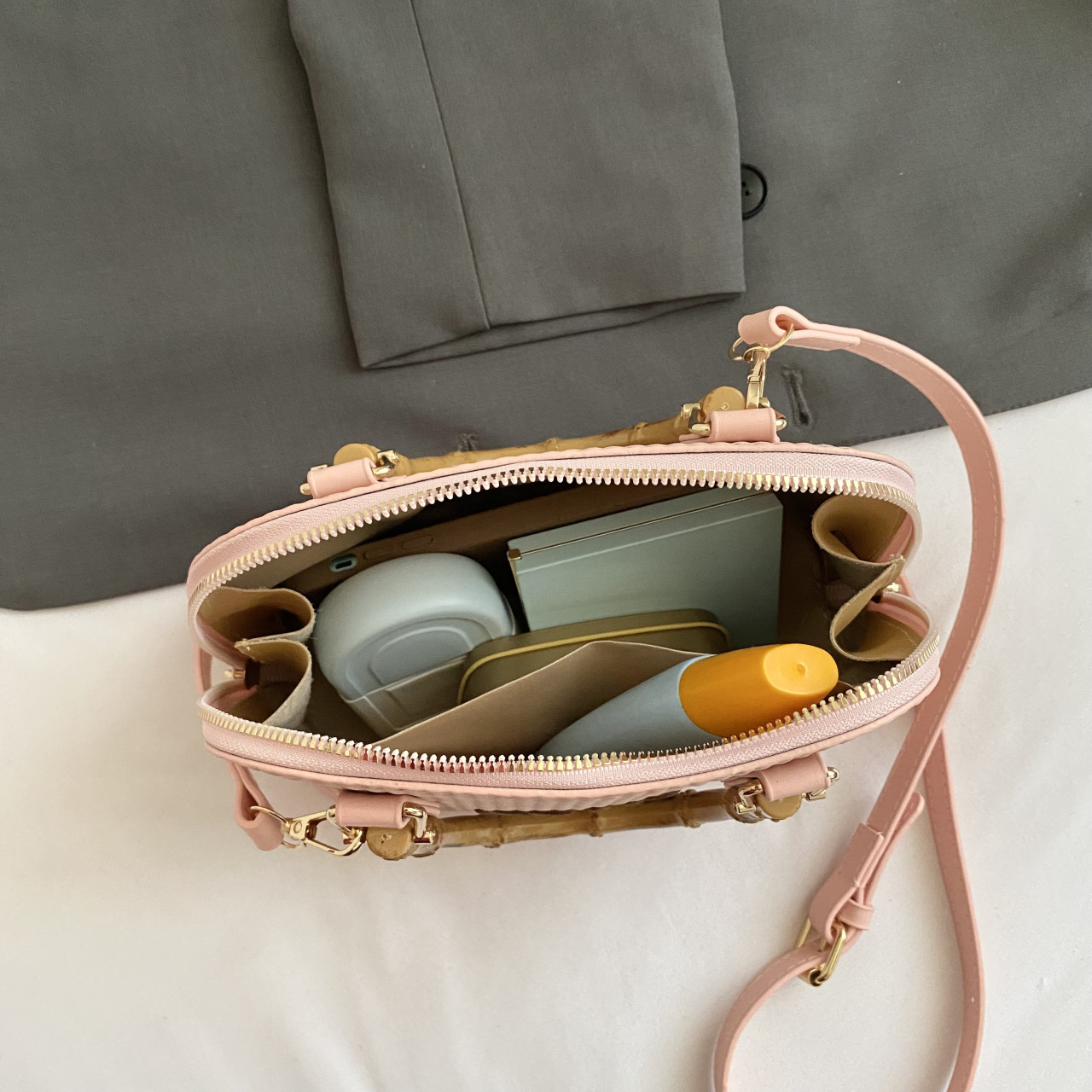 Bolso diagonal de un solo hombro de color de contraste de moda Bolso de canasta de bambú tejido de paja Bolso de monedero informal ligero Bolso femenino