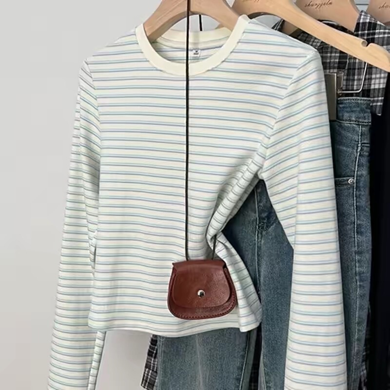 Early autumn Japanese-style blue and white striped round-neck long-sleeve t-shirt for women, 2026 early spring college style long-sleeve top for women, trendy Early autumn Japanese-style blue and white striped round-neck long-sleeve t-shirt for women, 2026 early spring college style long-sleeve top for women, trendy