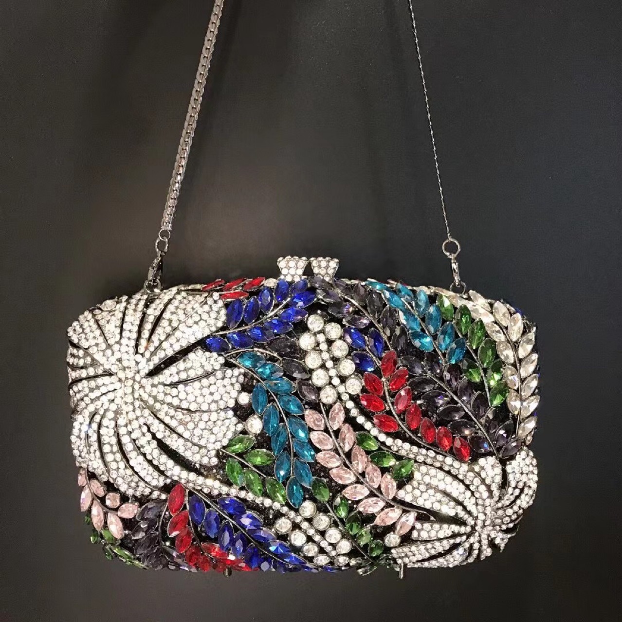 Túi clutch dạ hội đính kim cương hoa dâm bụt, cầm tay kim loại rỗng — Đế Vàng Kim Cương chi tiết 5