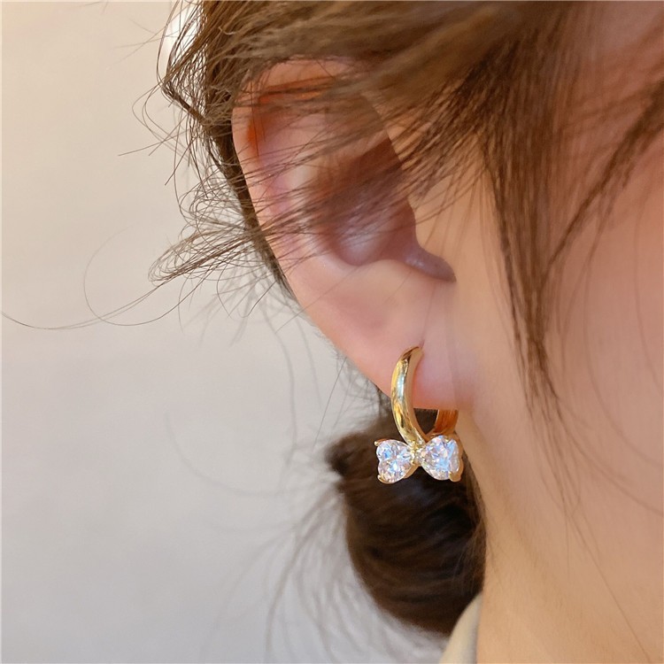 Pendientes de lazo de lazo de diamantes de estilo nuevo de estilo coreano, pendientes de lujo ligero y de alta gama, temperamento de viento frío femenino, pendientes de aguja plateada s925