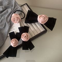日本式の小衆ブラックピンクの少女の花の髪飾りに合わせてデザインした高級感のある蝶結びのサイドに髪を挟みます。