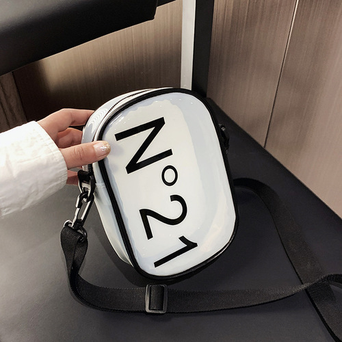 Korean version 2024 new waterproof PVC women's bag fashionable transparent jelly shoulder bag letter magic small square bag wholesale