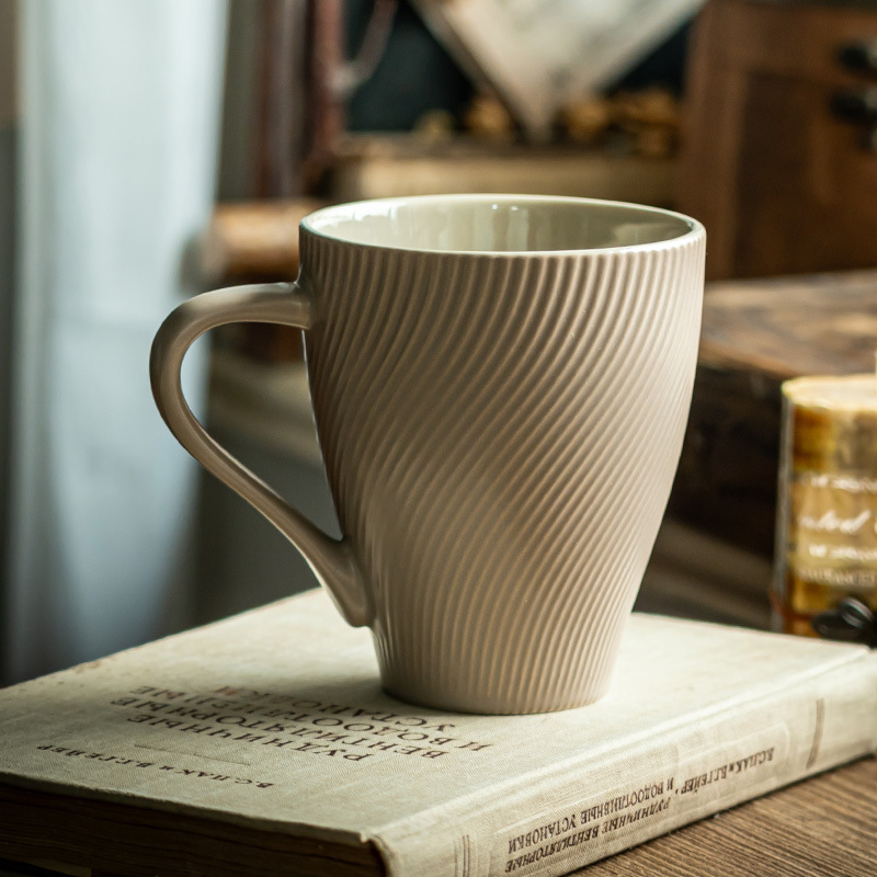 Taza de cerámica retrógrada simple en relieve exquisita taza de oficina taza de agua taza de café de alta calidad para el hogar