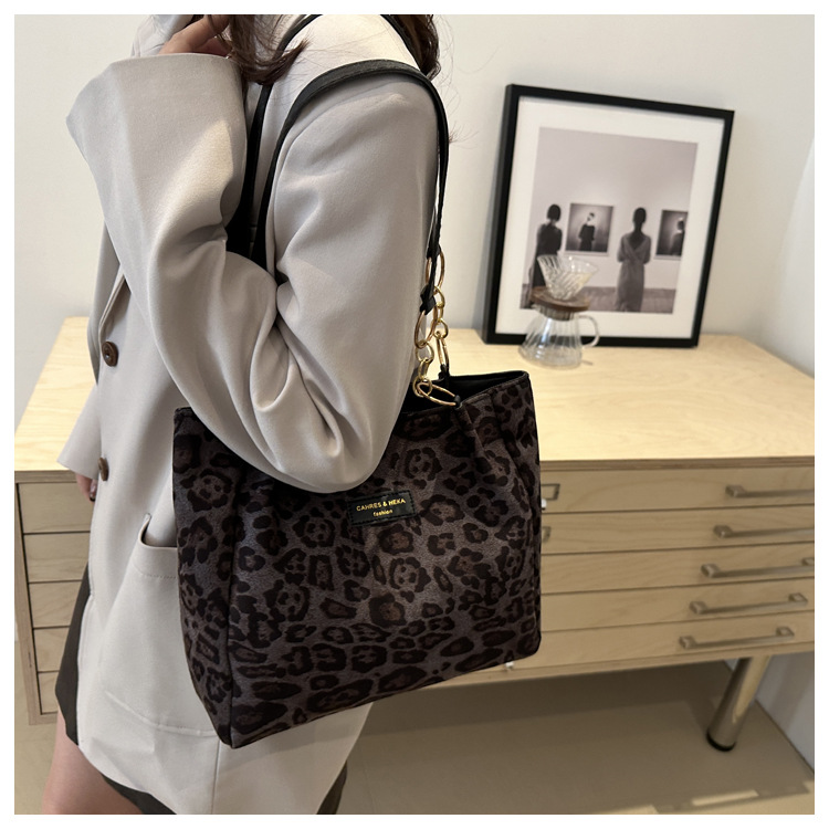 A new velvet leopard print single-shoulder bag and hand-held tote bag for women's casual commuting in autumn and winter 2024 undefined