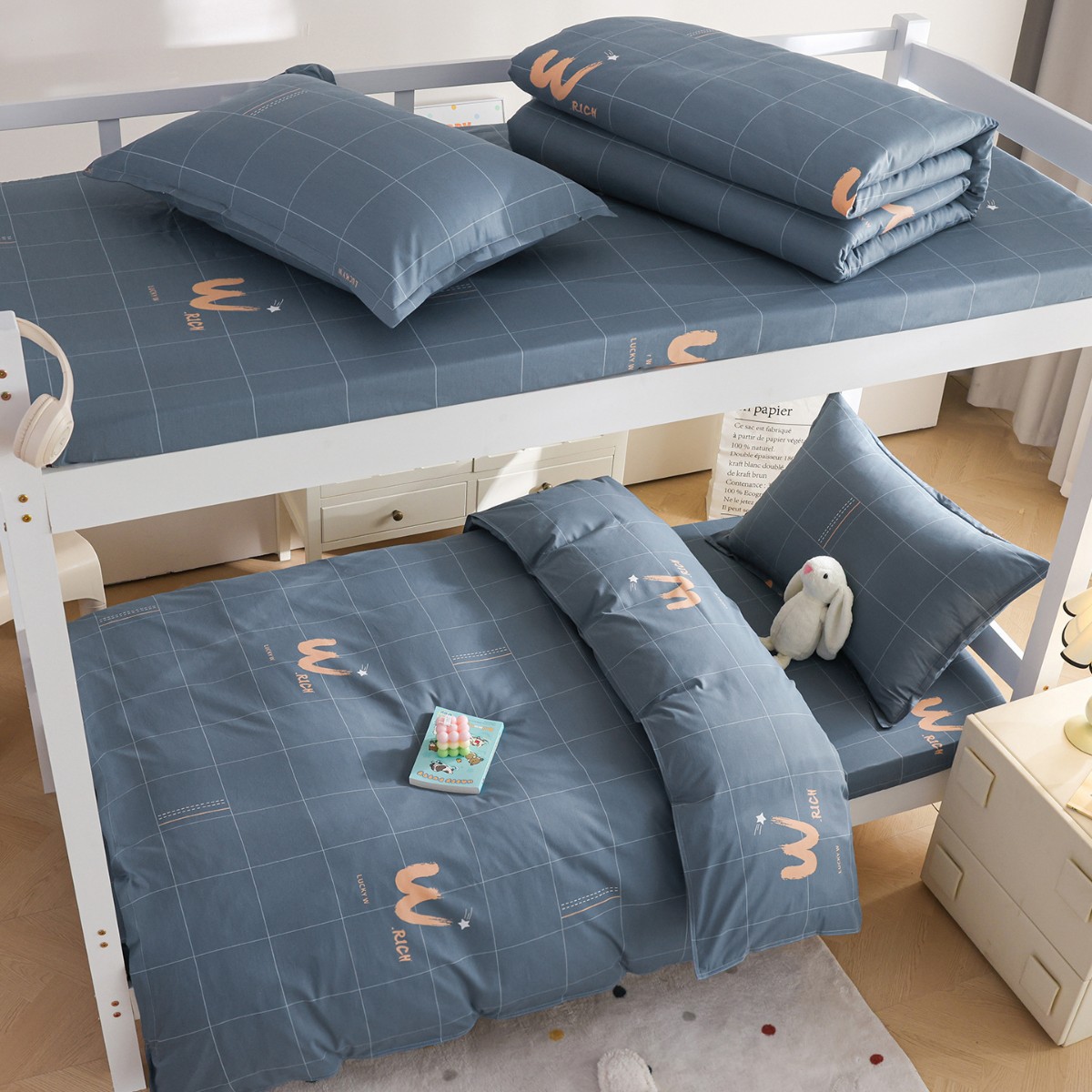 Juego de cama de dormitorio de estudiantes universitarios de tres piezas, sábanas de algodón de algodón, edredón, un juego completo de ropa de cama de seis piezas