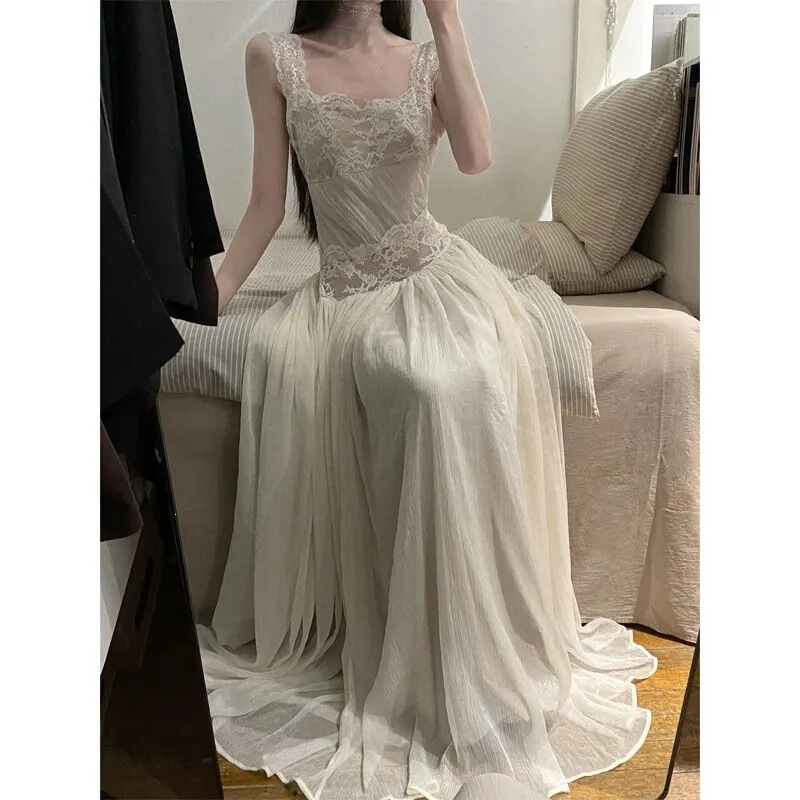 French-style white lace strapless backless slip dress for women, summer vacation style, elegant and waist-cinching, stunning long dress French-style white lace strapless backless slip dress for women, summer vacation style, elegant and waist-cinching, stunning long dress