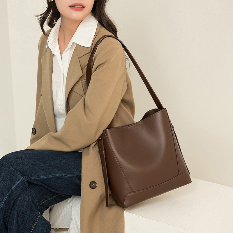Large Capacity Women's Shoulder Bag Versatile Large Genuine Leather Crossbody Underarm Bag Premium Cowhide Commuter Bucket Bag