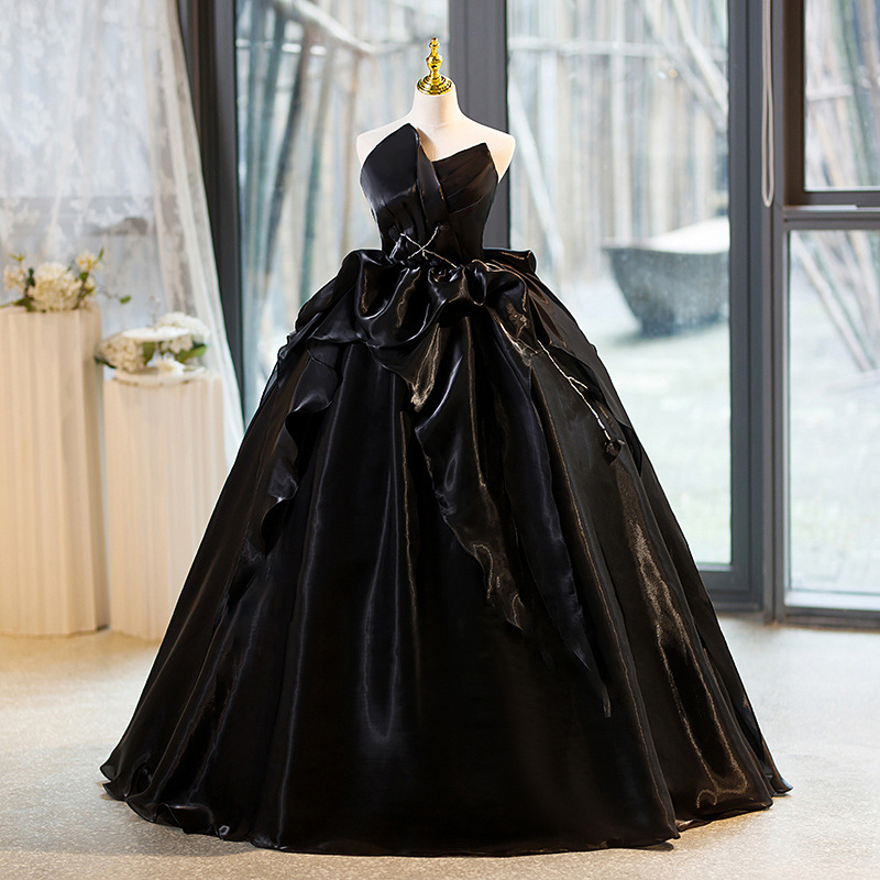 Fiesta anual de banquetes de diseño de lujo de temperamento de alta gama interpretación de piano de temperamento de alta gama anfitrión prueba de arte vestido de noche