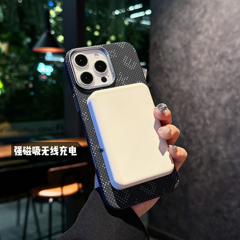 iPhone17対応 夜光カーボンファイバー柄 マグネット式スマホケース Apple16対応 クリエイティブBXU文字入り 全面保護ケース|undefined