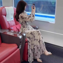 蝴蝶碎花连衣裙女夏2025新款法式V领水墨印花长袖收腰显瘦长裙子