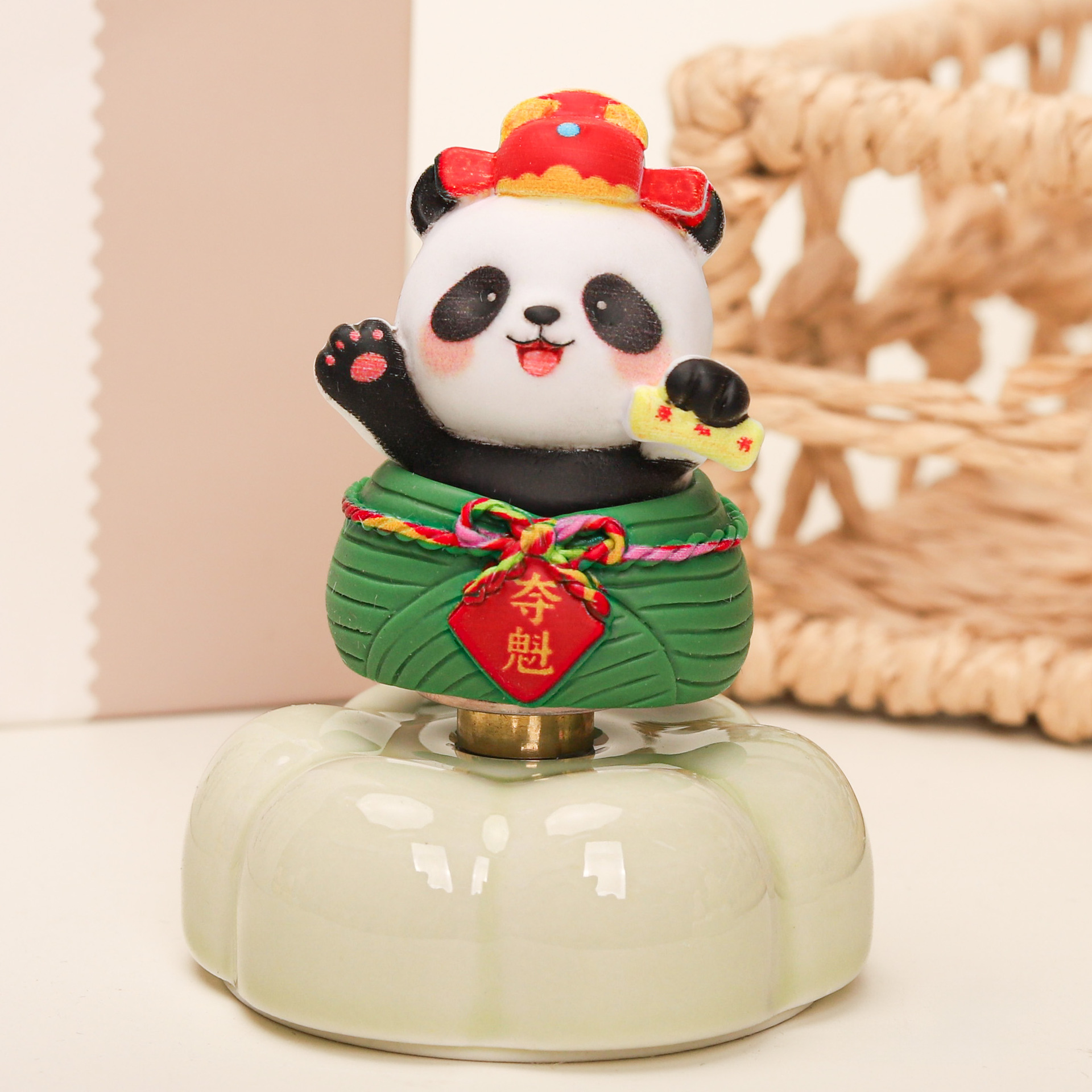 Internet Celebrity Dreamer Capybara Lulu Rotating Car and Desktop Ornament, Gift for Stalls and Giveaways, Wholesale