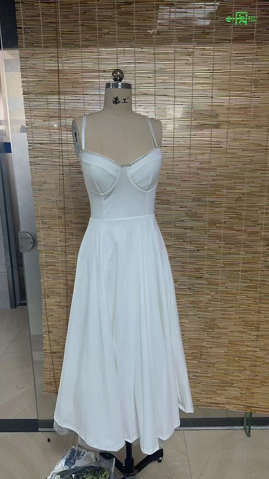 Robe camisole sexy à bordure en dentelle et ourlet double épaisseur – Robe d'été élégante et féminine pour femme (S-XL)_voghion.com