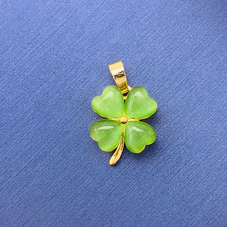 百種類のペンダントは心のままにファッションの経典を配合します。カップルの美しいペンダントは親友のアクセサリーを送ります。