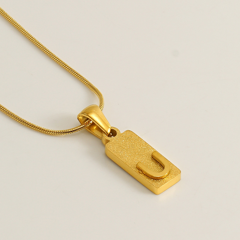 Europa y los Estados Unidos INS viento oro 26 letras colgante de letras de oro de acero inoxidable mujer collar de cadena de clavícula de letras