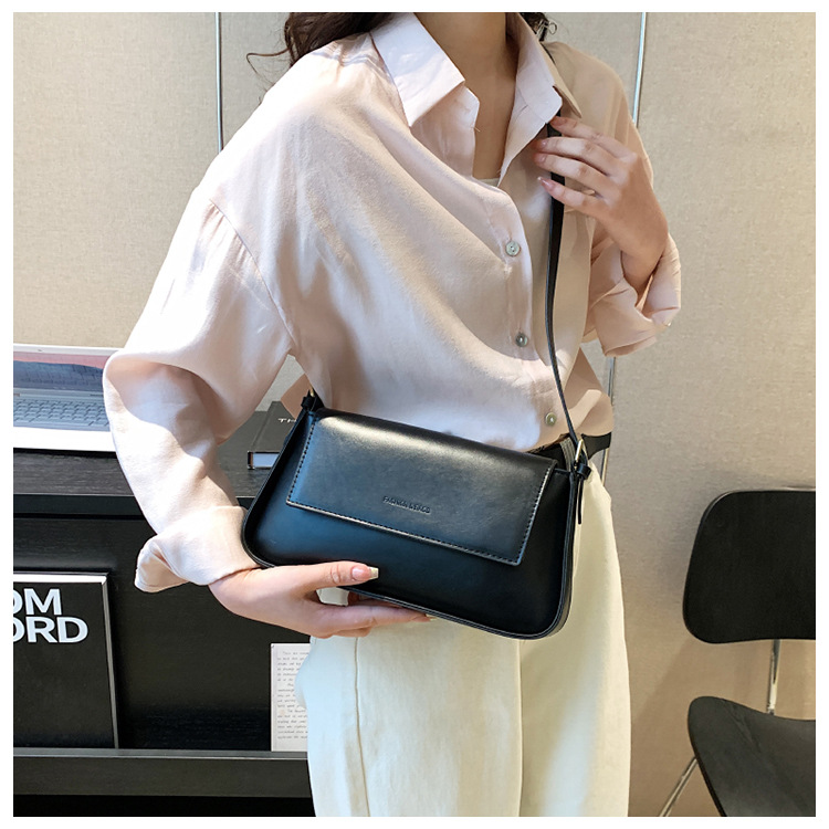 Women's Medium Pu Leather Solid Color Vintage Style Classic Style Magnetic Buckle Crossbody Bag display picture 10