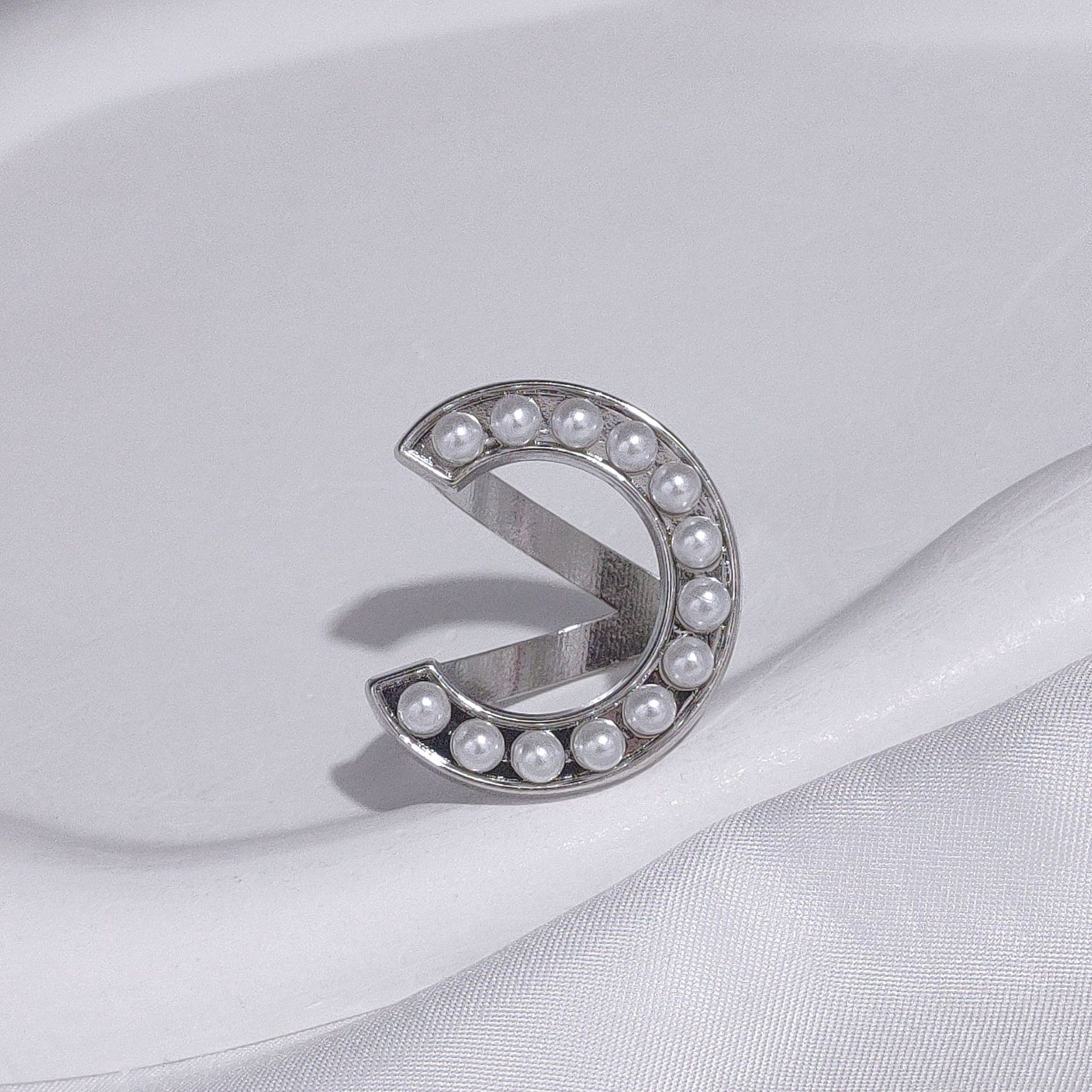 Corea del Sur multi-funcional bufanda hebilla de alta calidad perla moda nueva Camelia windbreaker cinturón hebilla de alta gama joyería al por mayor