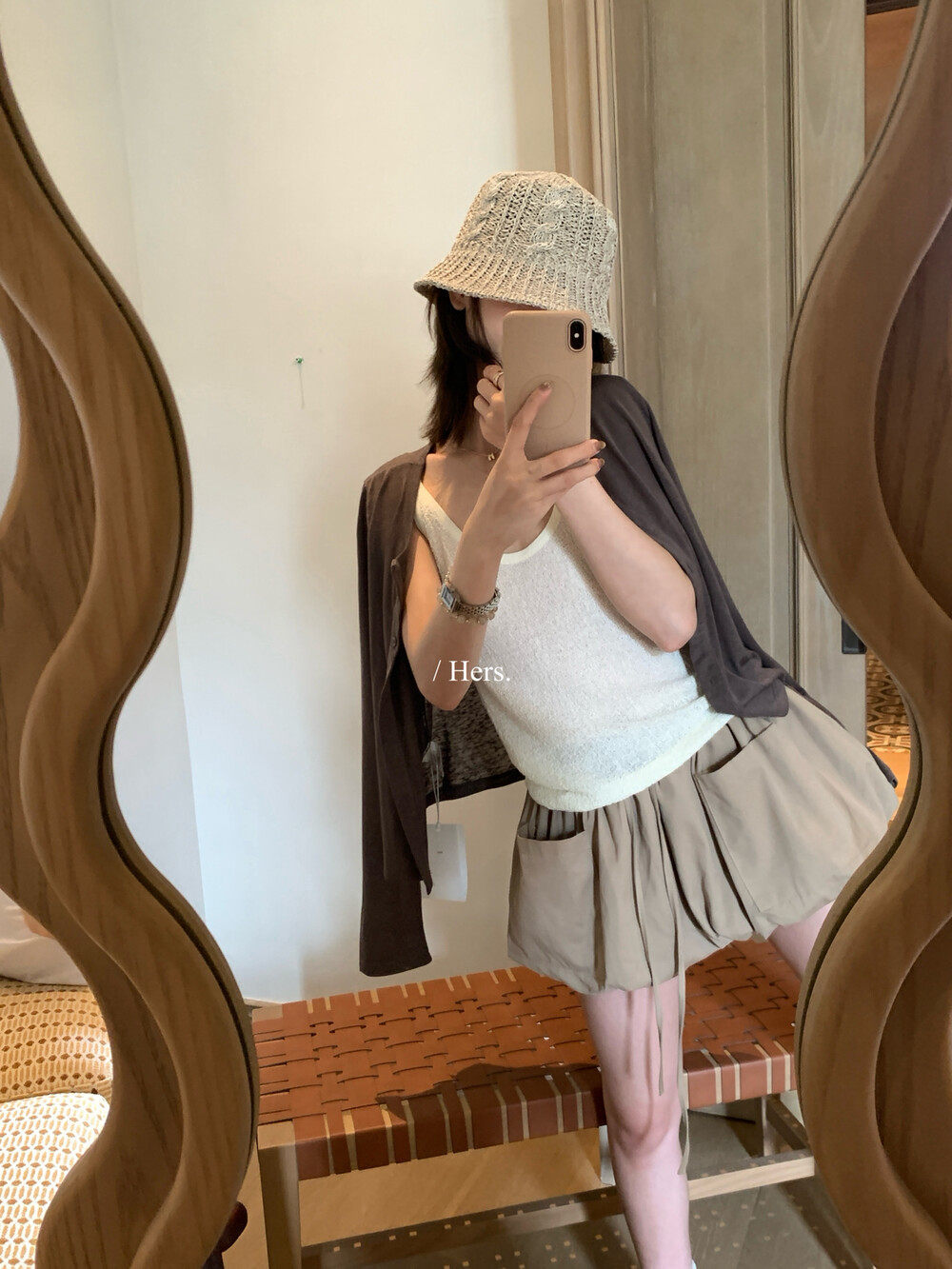 Áo hai dây nữ thiết kế Hàn Quốc chất liệu vải có họa tiết nổi, mặc ngoài hoặc mặc trong, tôn dáng thanh lịch — màu đen, màu xám, màu mơ, màu đỏ chi tiết 13
