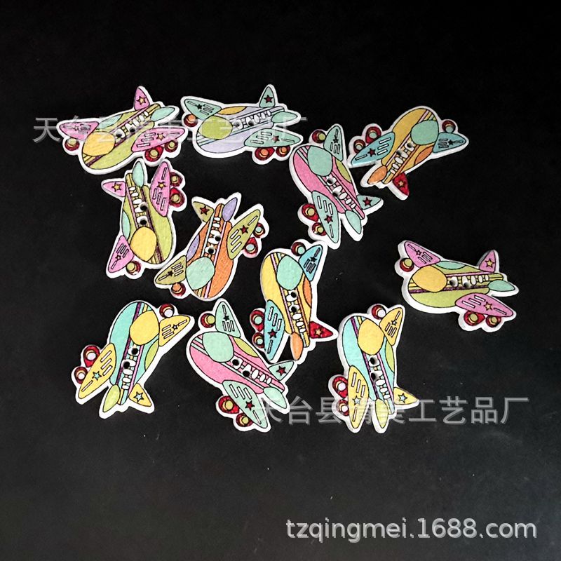 Dibujos animados pintados sobre fondo blanco lindo avión botón de madera vehículo 50 botones de madera uno