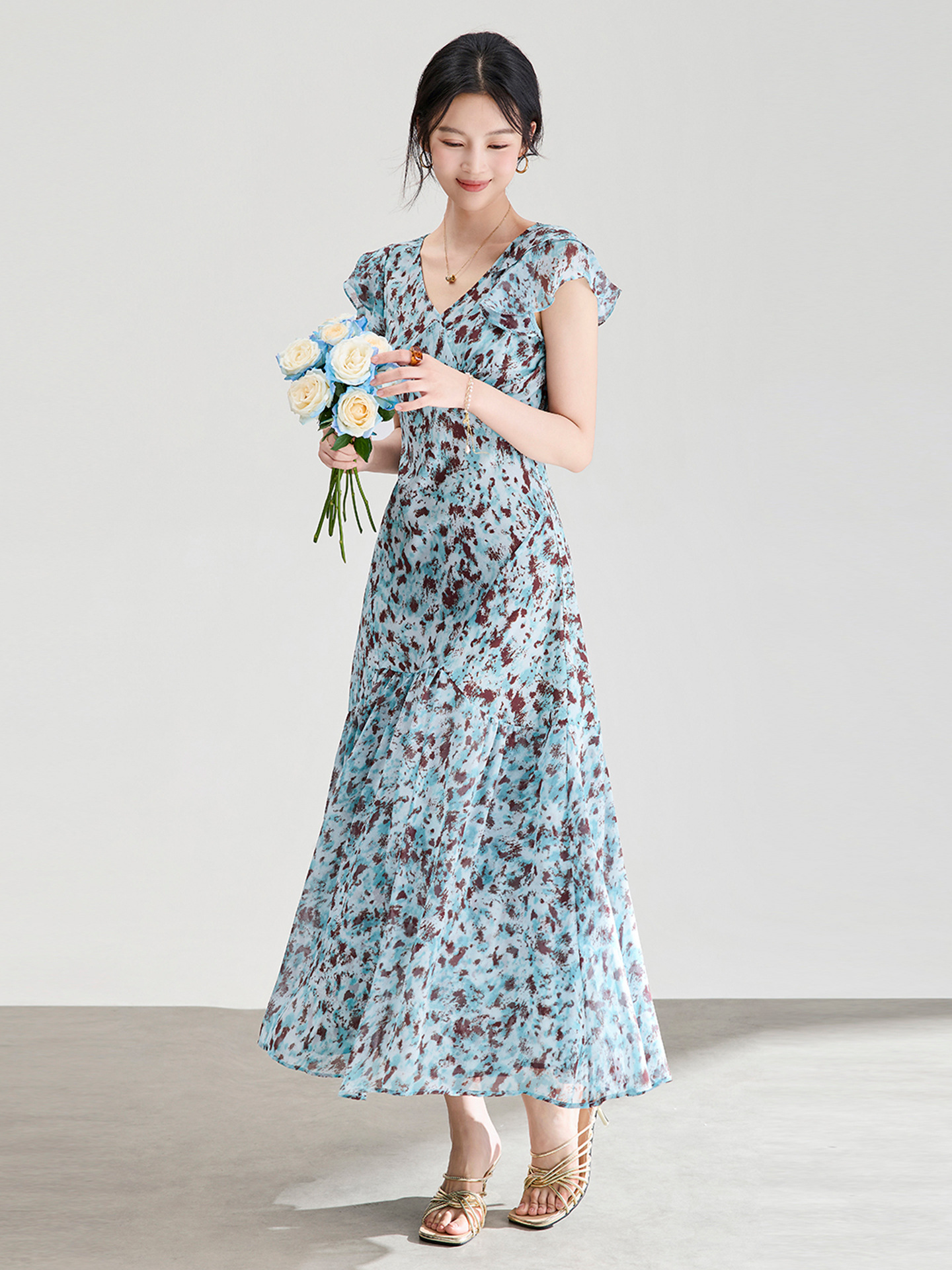 Đầm maxi nữ cổ V tay lá sen chất liệu chiffon in hoa nhí — xanh lam