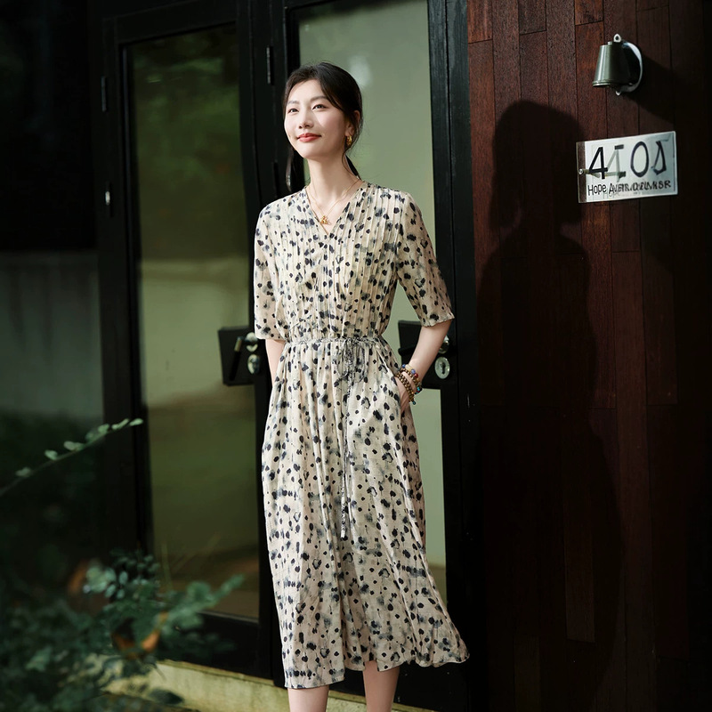 80314 Ink-Like Patterns Spread Across the Pleated V-Neck Silk Dress, Ink-Style Polka Dots, Waist-Cinching, Mid-Length Mulberry Silk 80314 Ink-Like Patterns Spread Across the Pleated V-Neck Silk Dress, Ink-Style Polka Dots, Waist-Cinching, Mid-Length Mulberry Silk