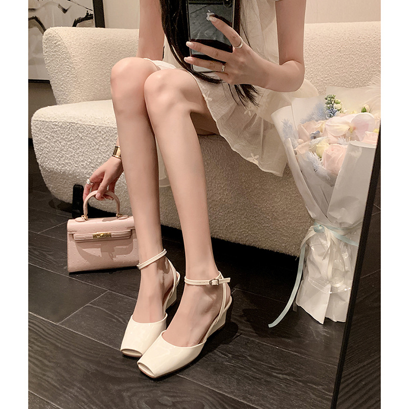 Màu trắng nhạt