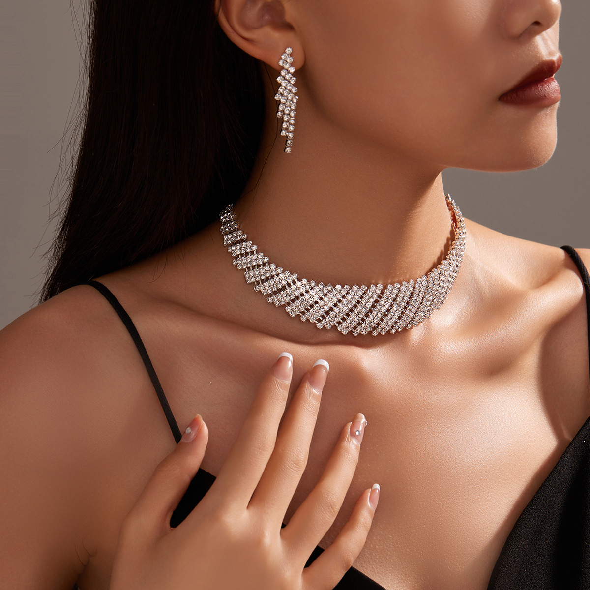 Collana con catena a clavicola e orecchini esagerati con strass, serie di catene alla moda, set da cena per donne_voghion.com