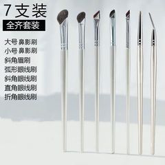 滄州の先の角の細い部分は銀色の鎌の目の部をこすって顔を直して柔らかい毛の鼻の影を明るくして刃をこすって化粧のブラシをこすります。