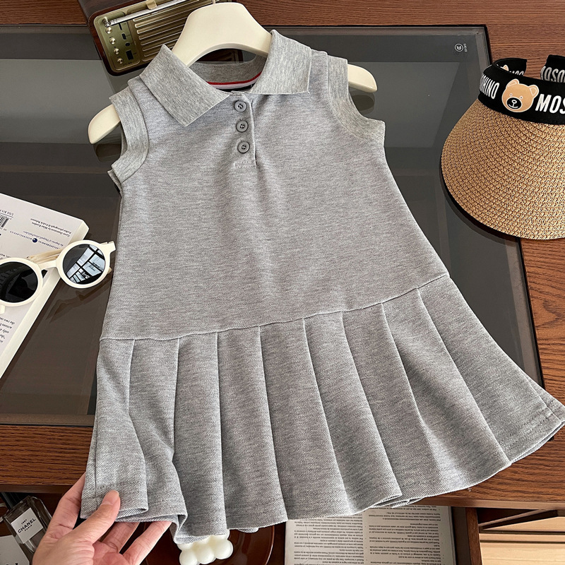 Fashionable summer dress with sleeves sleevless