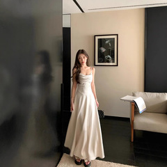 白いストラップのワンピースの婦人服2025夏の新型の気質はやせて腰を収めて軽くて高級感のドレスのスカートを収めます。