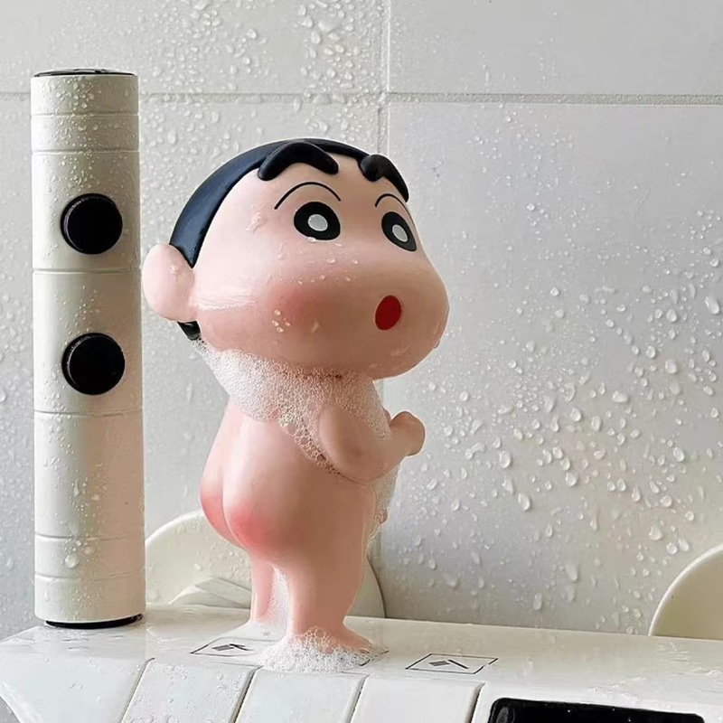 【お風呂クレヨンしんちゃん】しんちゃんはお風呂の飾りを作っています。|undefined
