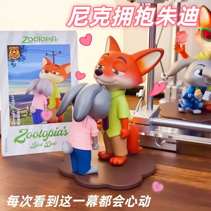 Zootopia trendy toy figurines: Sweetly依偎的完美搭档尼克和朱迪,过来拥抱玩偶。 Zootopia trendy toy figurines: Sweetly依偎的完美搭档尼克和朱迪,过来拥抱玩偶。