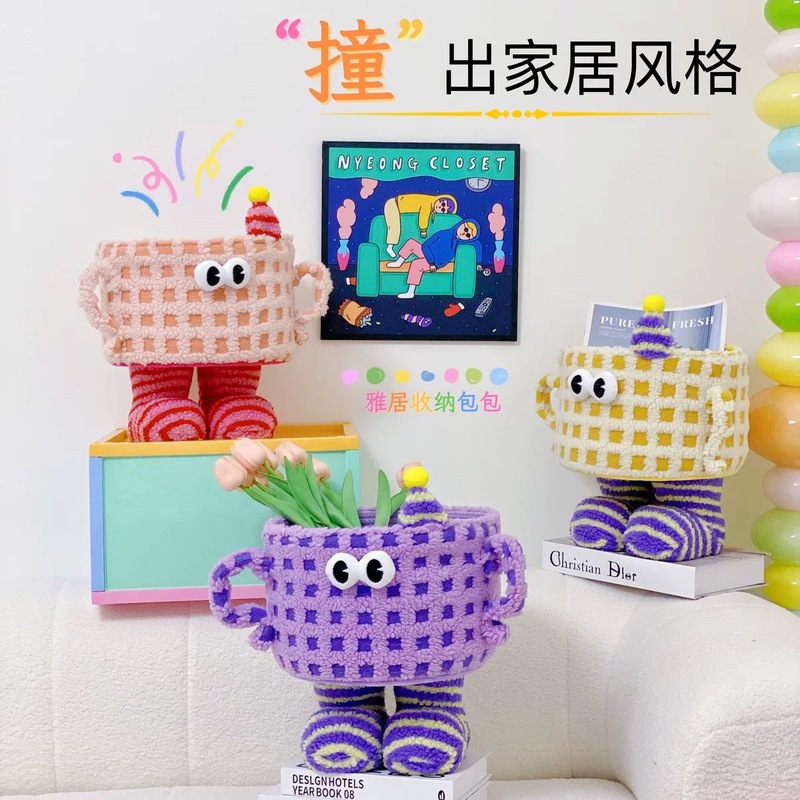 小怪獣は子羊の毛の綿の紐を収納してかごを整理します。|undefined