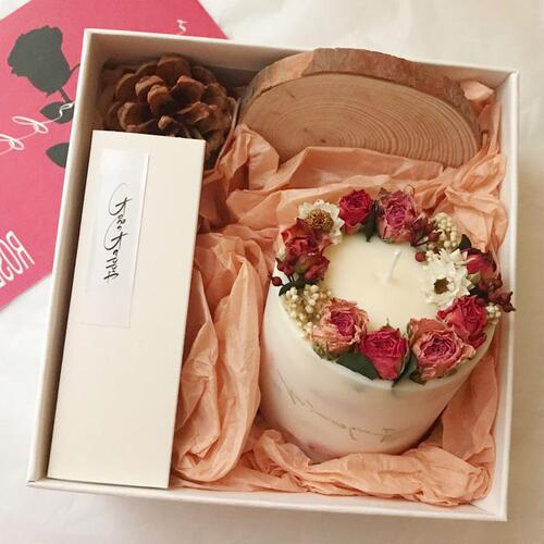 Dried rose flower scented candle birthday gift niche fragrance gift box set good-looking and high-looking wedding souvenir