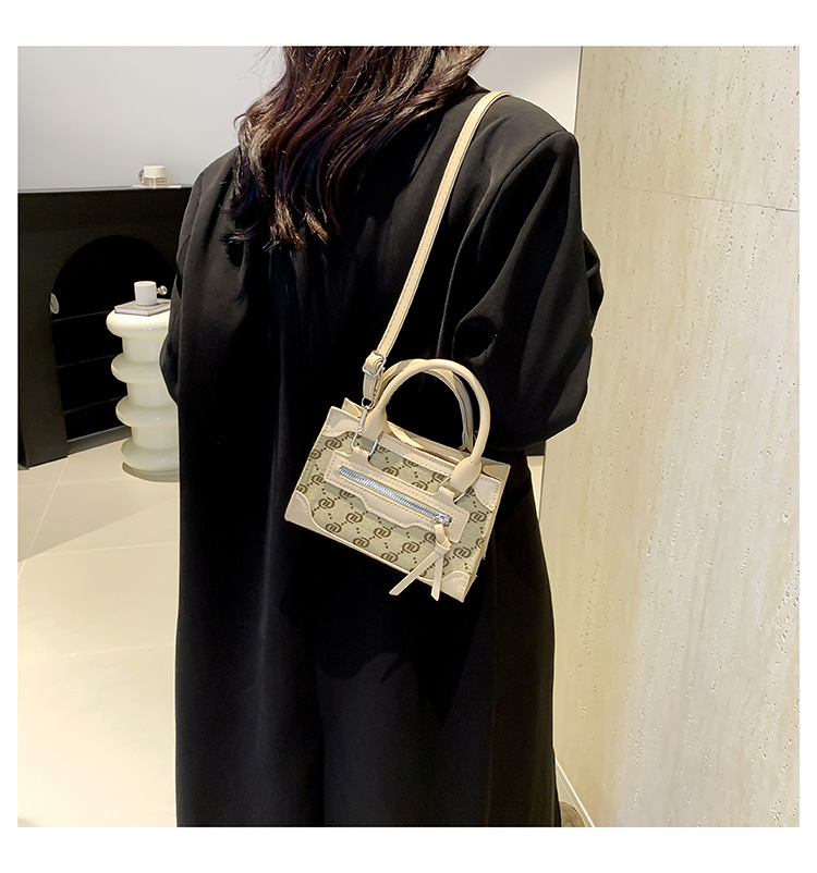 This stylish single-shoulder handbag, with a simple and casual texture, is a new Korean style crossbody small square bag for women in the autumn of 2024 undefined