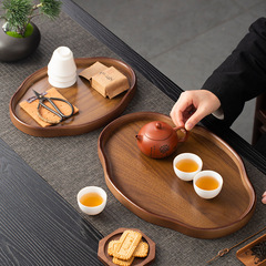 中国式レストランでは、竹製のトレーを厚くして、不規則な大きさの小さいサイズのお菓子皿にお茶を入れます。