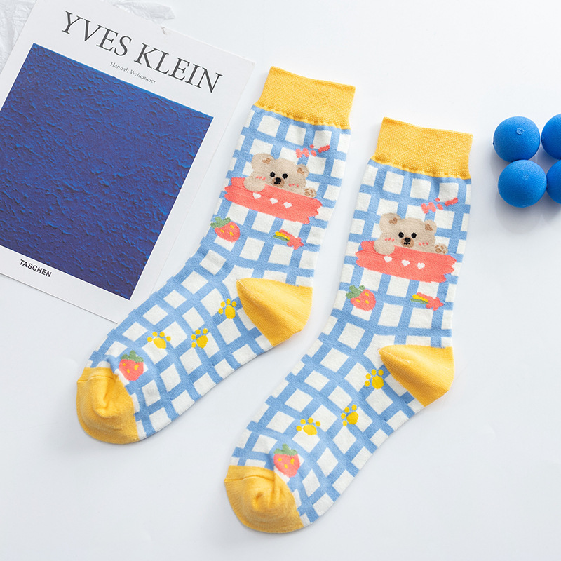 Calcetines de algodón de color puro de las mujeres de la mitad de la pantorrilla de dibujos animados lindo oso ins medias de moda al por mayor para la primavera, el otoño y los estudiantes de invierno