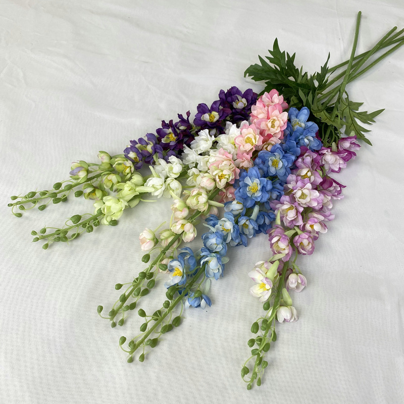 Tissus enduits, une seule prune, une grosse hirondelle volante, des fleurs sont alignées sur un fond de fleurs pour le mariage