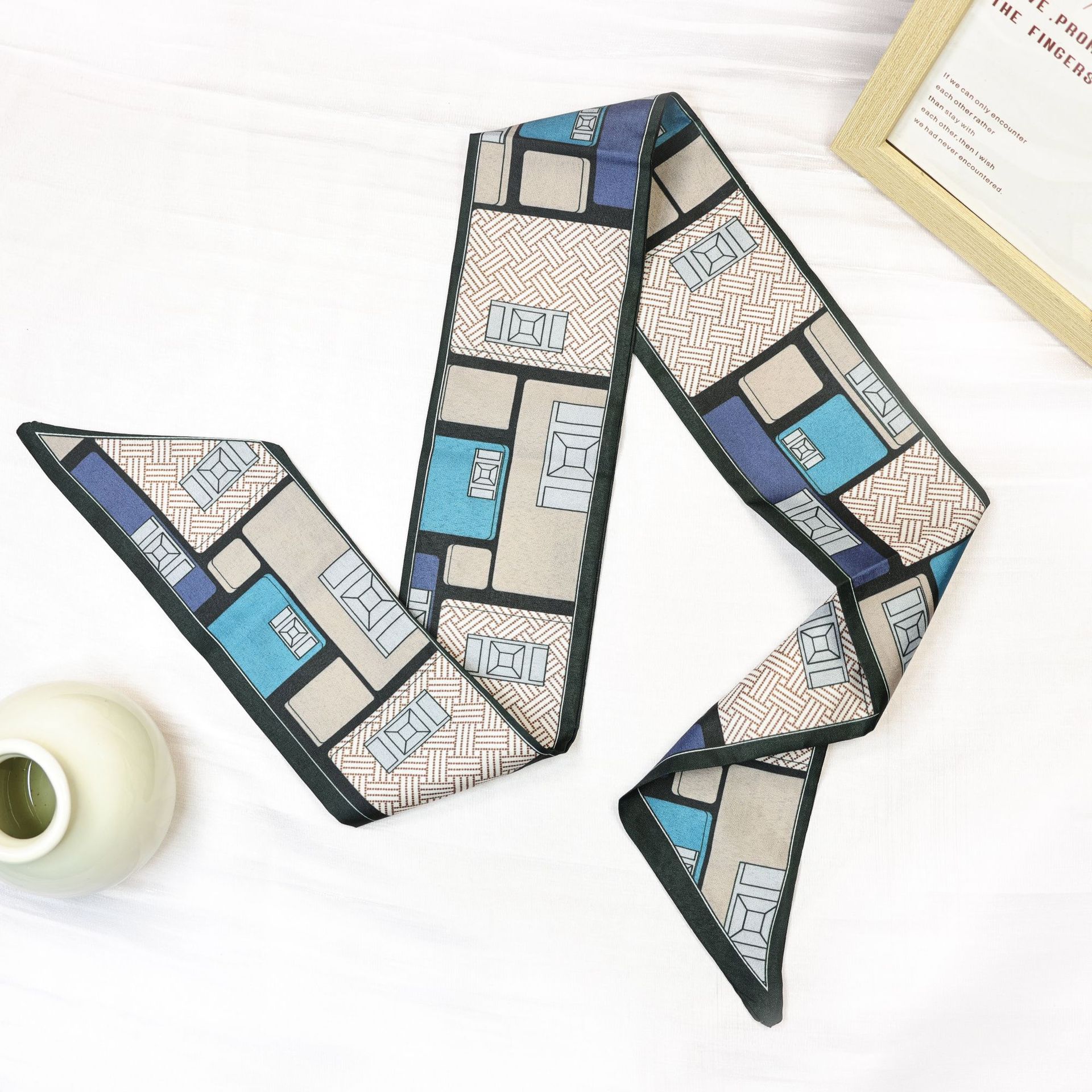 Неправильный квадрат около 7*88 см.