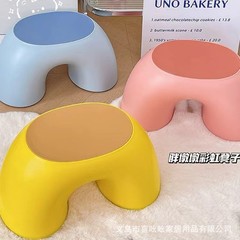 北欧風のかわいい虹のプラスチックの小さい腰掛けは丈夫で厚いです。