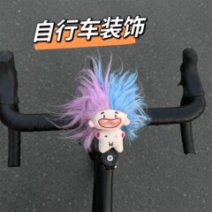 綿の人形は歯が欠けています。自転車の小さいアクセサリーは道路の山岳自転車に乗ります。