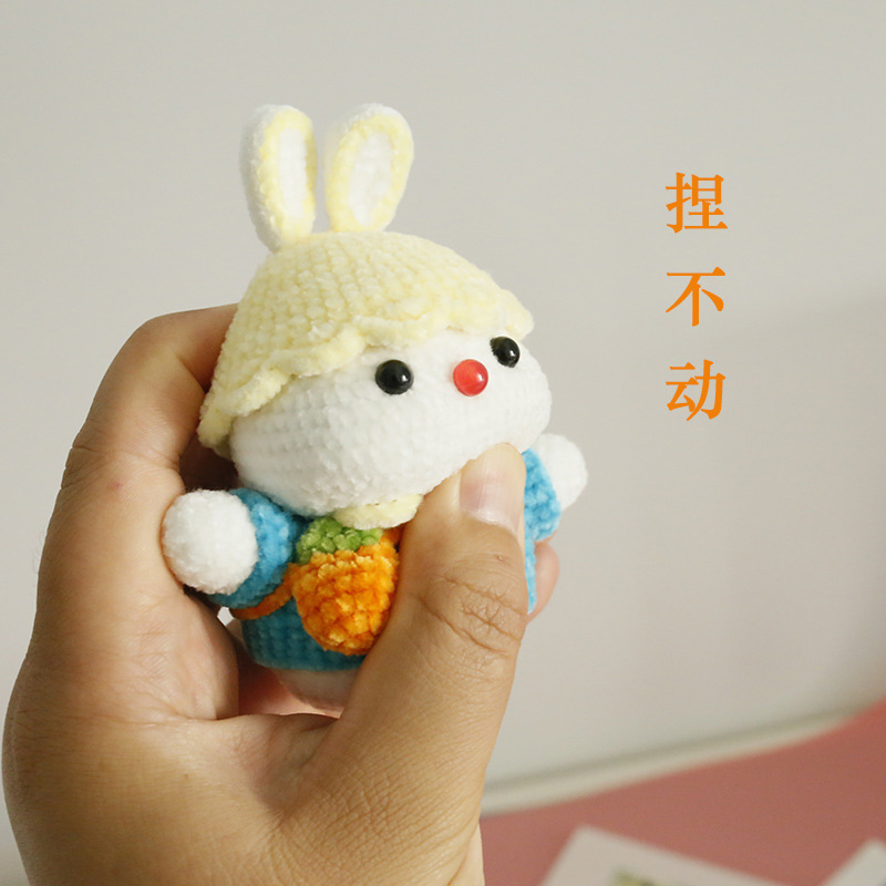 Súper lindo de dibujos animados muñeca tejida a mano exquisita lana ganchillo conejo colgante nuevos adornos hechos a mano producto terminado