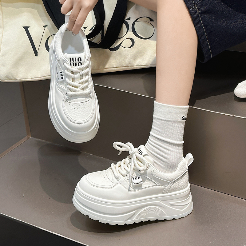 Zapatos blancos de suela gruesa para mujer 2025 primavera nuevo estilo cuero pequeño moda zapatos casuales de todo fósforo estudiantes zapatos de tabla de aumento