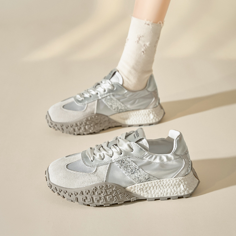 Zapatos de entrenamiento para mujeres de otoño 2025 nuevos zapatos blancos casuales ligeros y adelgazantes